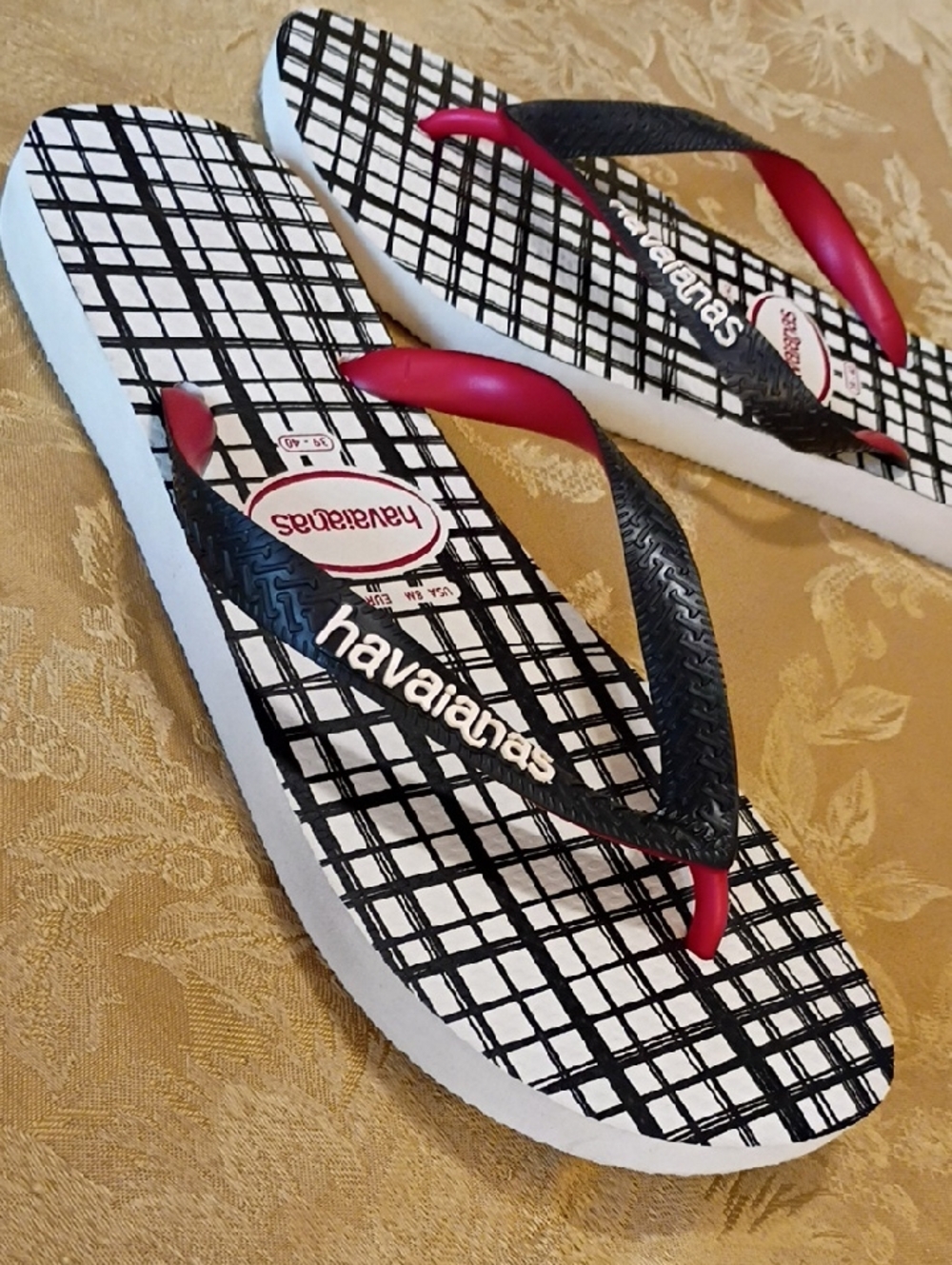 Havaianas Black & White Grid Flip Flops with Red Straps Men's 8.0